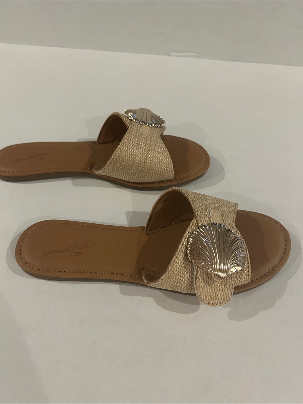 Universal Thread size 9 flat sandals